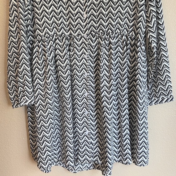 NEW! EMMA & ELLA M/L Long Sleeve Button Front Dress Gray Black Ivory Chevron - Picture 3 of 13